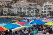 Un turista, natural de Peligros, lleva utilizando la misma silla de playa desde 1976