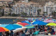 Un turista, natural de Peligros, lleva utilizando la misma silla de playa desde 1976