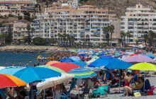 Un turista, natural de Peligros, lleva utilizando la misma silla de playa desde 1976
