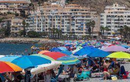 Un turista, natural de Peligros, lleva utilizando la misma silla de playa desde 1976