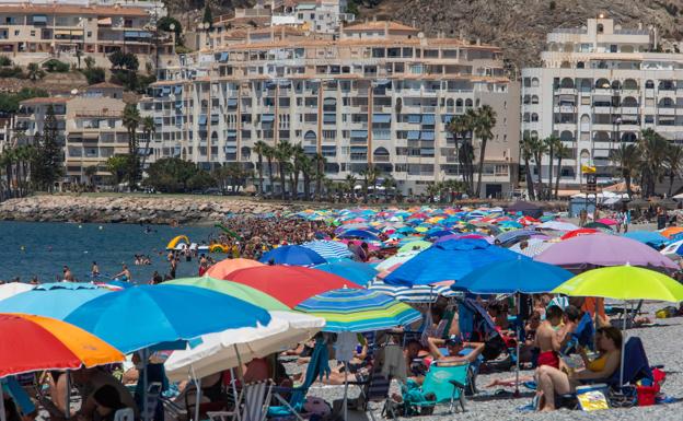 Un turista, natural de Peligros, lleva utilizando la misma silla de playa desde 1976